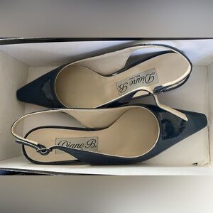 DIANE B. MILANO LH RETRO SLINGBACK PUMPS
Preloved and Good CONDITION color Navy
